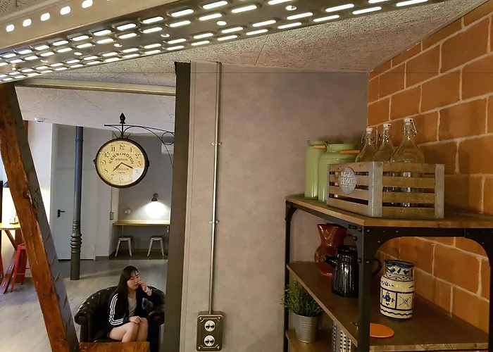 Far Home AtochaHostal